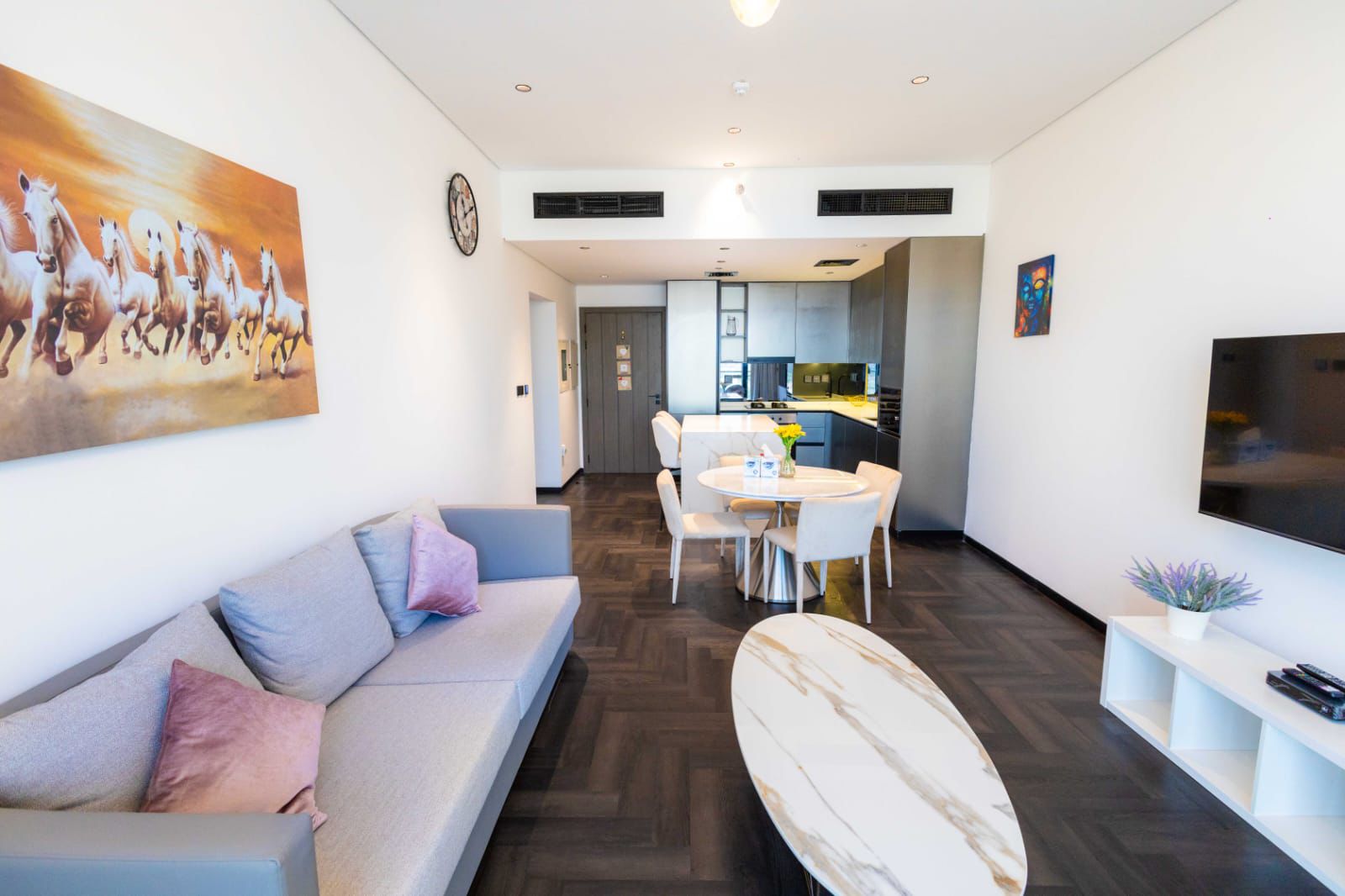 A beautiful 1BR with burj khalifa skyline view in the heart of Dubai-direct from landlord.