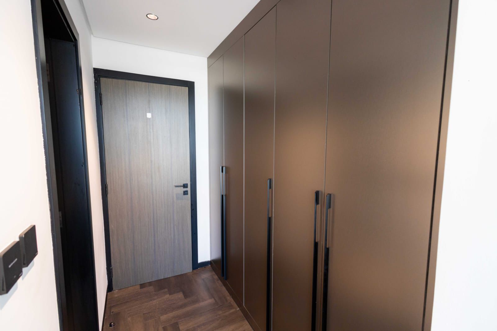 A beautiful 1BR with burj khalifa skyline view in the heart of Dubai-direct from landlord.