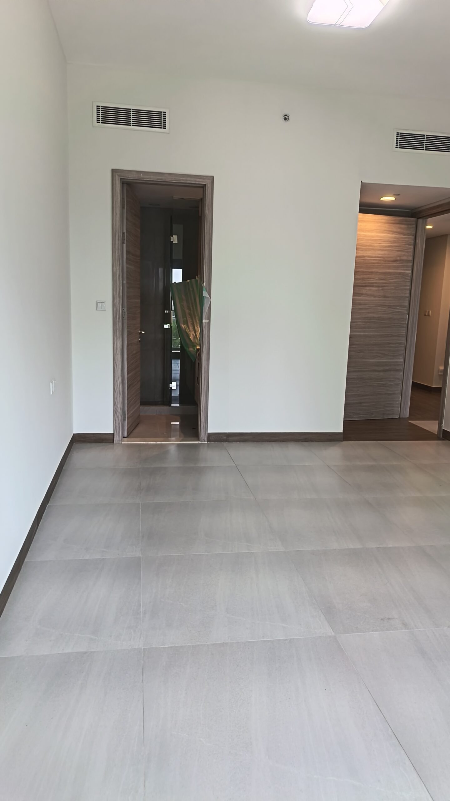2 Bedroom Unfurnished Apartment for Rent in Business Bay, Dubai | Well Maintained | 12 CHEQUES